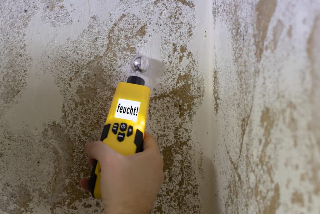 Auf diesem Bild ist ein Gerät zu sehen was die Feuchtigkeit in den Wänden misst.