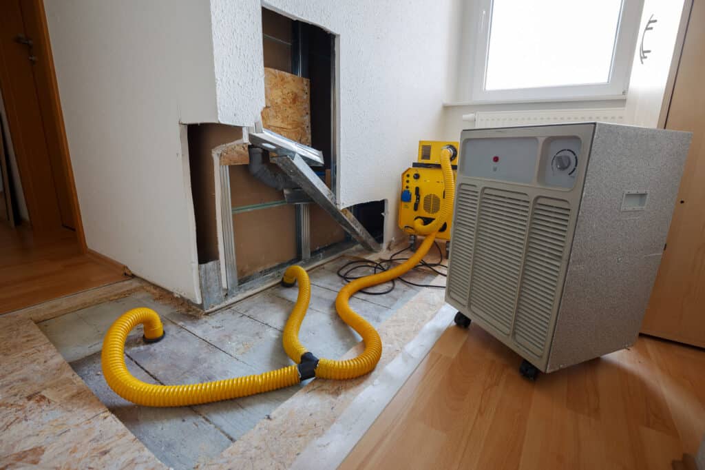 Auf diesem Bild sind mehrere Geräte in einer Wohnung zu sehen.