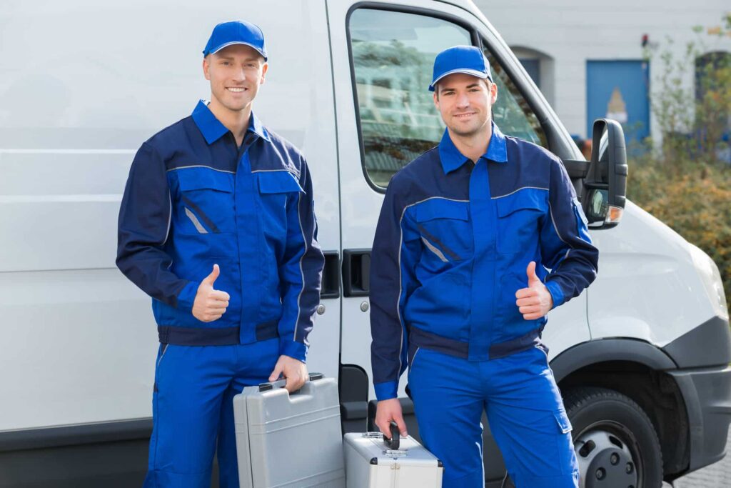2 Männer stehen vor einem Auto und halten den Daumen hoch. Das Bild suggeriert irgendwas positives. Ich denke der Schimmel wurde beseitigt.